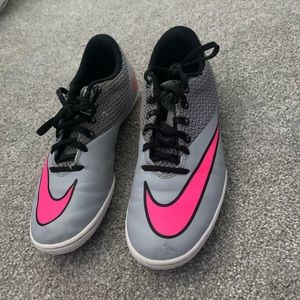 Indoor soccer cleats